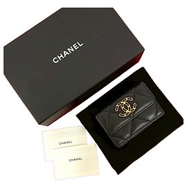 Portefeuille en cuir d'agneau Chanel19 de Chanel Noir