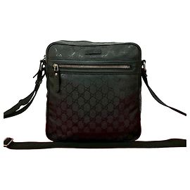 Bolsa de ombro em couro com estampa do logo GG da Gucci Preto