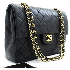 CHANEL Bolsa de Hombro Clásica de Doble Solapa en Cordero Negro Negro