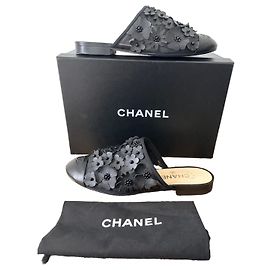 Mules Chanel camélias 3D pretas – Coleção 17C – 39,5C – Caixa e dustbag Preto