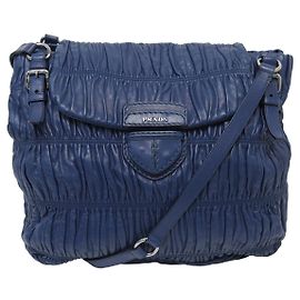 BOLSA DE MÃO PRADA EM COURO NAPPA GRAFADO AZUL COM ALÇA Azul