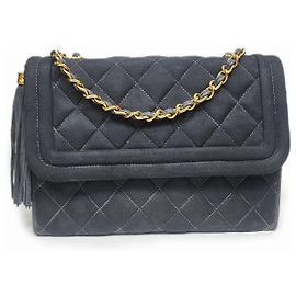 Magnífico saco Chanel com aba em camurça cinza acolchoada com pompom Cinza antracite