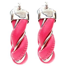 Brincos de argola prateada e couro rosa da Bottega Veneta Rosa Dourado