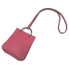 Chaveiro Hermès em cordeiro rosa Milo Rosa