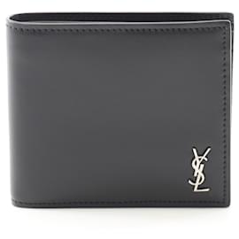 Yves Saint Laurent Petit portefeuille en cuir Cassandra de Saint Laurent Paris Noir