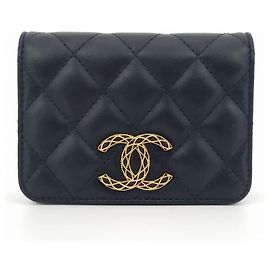 Chanel Bolsa crossbody mini com aba e corrente Preto