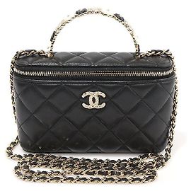 Chanel Estojo de vaidade com alça superior em couro de cordeiro preto com flor de camélia (chip embutido) Preto