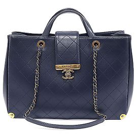 Chanel Bolsa tote de couro de bezerro matelassada azul marinho com corrente de metal Azul