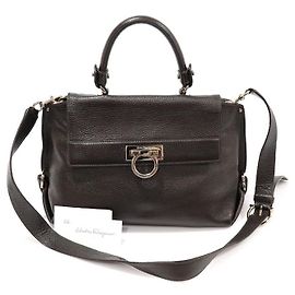 Salvatore Ferragamo Sofia Pequena em Couro de Bezerro Marrom com Gancini Prateado Marrom