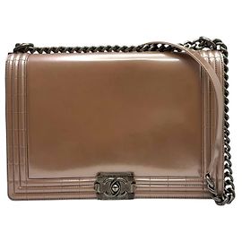 Chanel Bolsa de ombro grande com aba em couro envernizado rosa Rosa