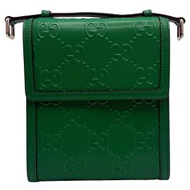 Gucci Sac messager en cuir embossé GG vert Vert