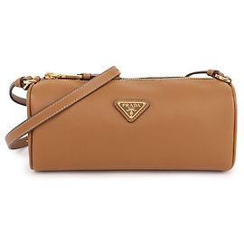 Prada Bolsa de ombro feminina em couro macio com logo triangular Marrom