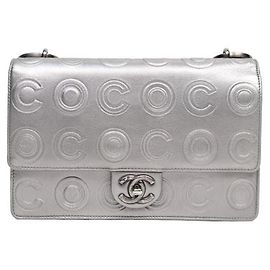 Chanel Bolsa de ombro com corrente em relevo CC prateada Prata