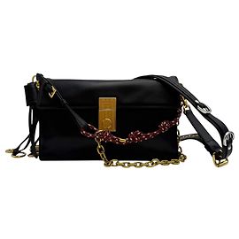 Prada Pequeño bolso de cuero suave con charms Negro