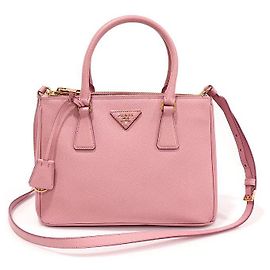 Prada Galleria Medium en Saffiano Lux Rose avec Triangle Doré à Double Zip Rose