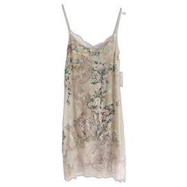 Vestido slip de seda y encaje Denta de Dries Van Noten Otoño 2023 Beige