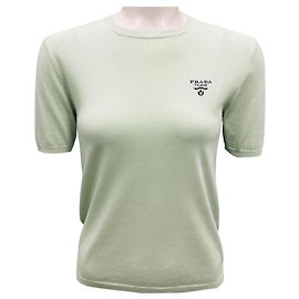 Suéter curto de tricô com logo verde claro Prada Verde