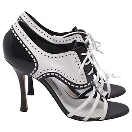 Sandali con lacci Manolo Blahnik in pelle nera e bianca Bianco