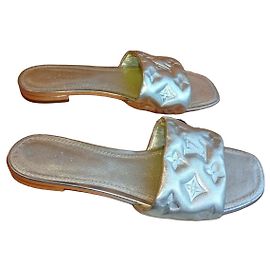 Mules Louis Vuitton en cuir doré Doré