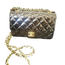 Chanel Timeless Mini en cuir verni noir Noir