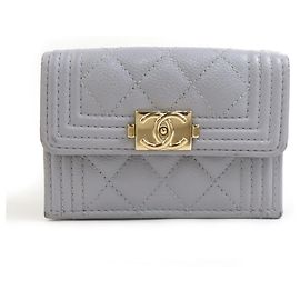 Chanel Boy Tri-Fold Geldbörse in Hellgrau Grau