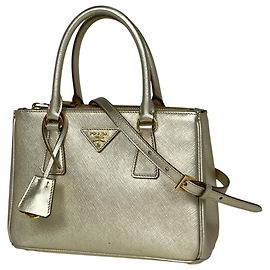 Bolsa Galleria Prada em couro dourado Dourado