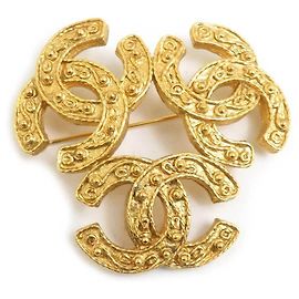 Goldene Triple Coco Mark Brosche von CHANEL Golden