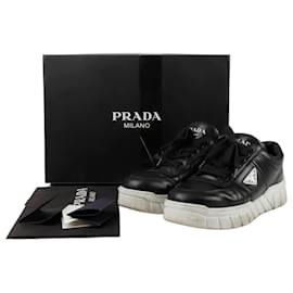 Prada Baskets avec logo triangle Noir