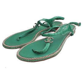 Chanel Grüne Slide-Sandalen mit CC-Logo Grün
