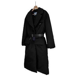 Prada Abrigo largo de nylon con logo triangular y cinturón para mujeres - Negro Negro