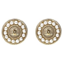 Chanel Brincos redondos CC de pérolas Dourado
