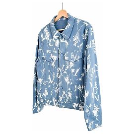 Louis Vuitton Herren Denim Truckerjacke mit Multi-Logo DNA Leaf Blau