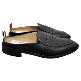 Thom Browne Mule de couro grão Varsity com penny loafer Preto