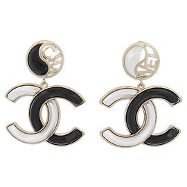 NUEVAS PENDIENTES DE METAL CHANEL LOGO CC & CHA NEL Dorado