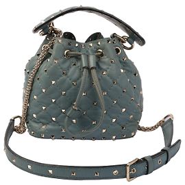 Bolsa bucket Valentino Garavani Rockstud em couro acolchoado teal Azul