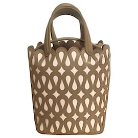 Alaïa Bolso Tipo Cubo Alaia en Cuero Perforado Camel y Blanco Camello
