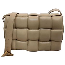 Bottega Veneta Bolsa transversal acolchoada de aveia Marrom