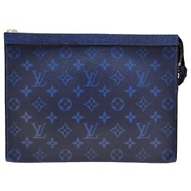 Pochette Voyage MM Taiga de Louis Vuitton Bleu