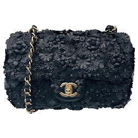 Bolsa de couro e cristal com aplique de flor de camélia preta Chanel Preto