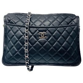 Borsa a spalla in pelle di vitello invecchiata trapuntata con logo CC in nero e hardware argentato di Chanel Nero