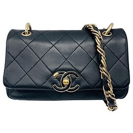 Bolso de mano de cuero acolchado Chanel negro / dorado con logo CC Negro