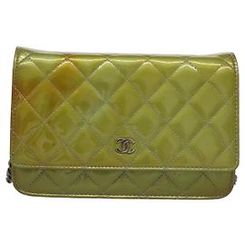 Carteira Chanel com corrente em couro envernizado acolchoado Verde