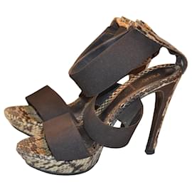 Sandálias Fendi em python Multicor