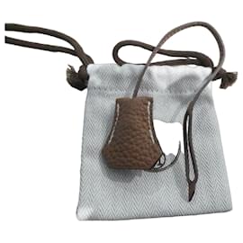 Clochette e tiretta Hermès in pelle Togo oro, nuova con dustbag per borsa Kelly, Birkin Cammello