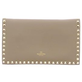 Valentino Garavani Pochette taupe avec clous Beige