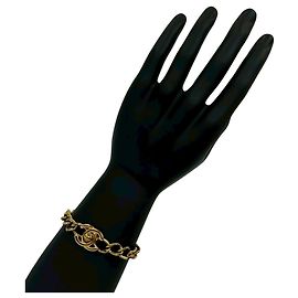 Pulseira de charme dourado com motivo Turnlock da Chanel Coco Mark Dourado