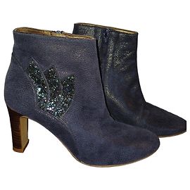 Patricia Blanchet Botas ankle azuis de camurça com detalhes brilhantes Azul