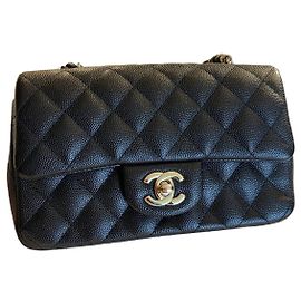Peça muito rara. Bolsa Chanel Retangular com Aba em couro caviar preto Preto
