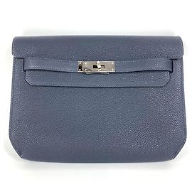 Bolsa Clutch Kelly Depeche 25 da Hermès Azul marinho