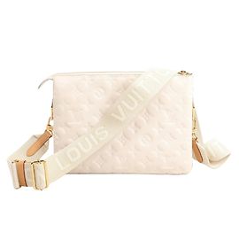 Borsa a tracolla Coussin PM Monogram in rilievo Louis Vuitton in bianco M57793 Bianco